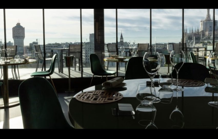 Sala interna con vista su Milano - Alto Ristorante